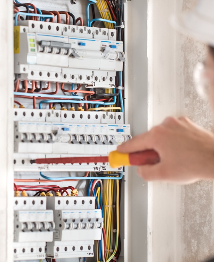 Électricien qui travaille sur un tableau électrique à Montpellier